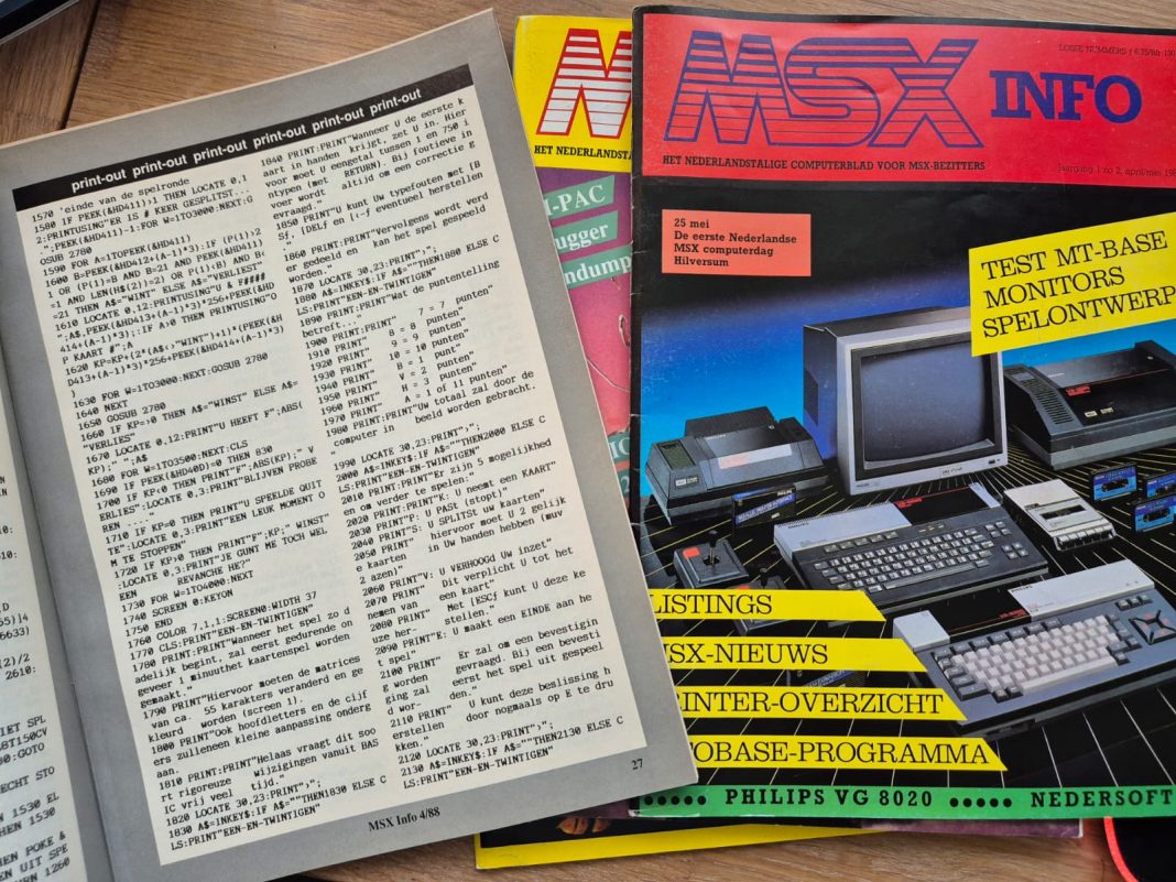 Jeroens exemplaren van MSX-INFO, met een opengeslagen BASIC-listing en kleurrijke tijdschriftomslagen